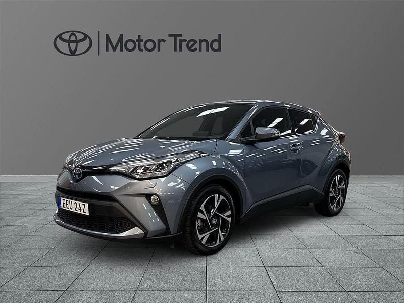 Grå Begagnad 2023 Toyota C-HR+ Edition SUV | 274 900 kr (Marknadspris) - Bild 1/3