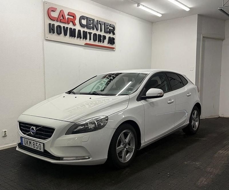 Begagnad Volvo V40 Kinetic 120 HK (88 kW) 2014 Vit Halvkombi