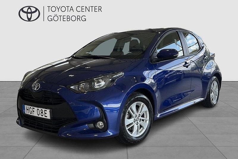 Mörkblå Begagnad 2022 Toyota Yaris Hybrid Active Halvkombi | 199 900 kr (Marknadspris) - Bild 1/3