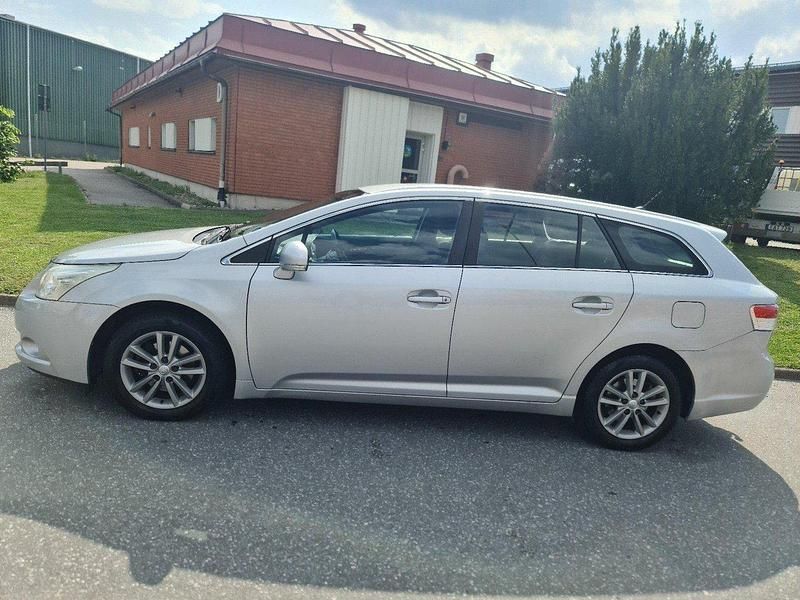 Silver Begagnad 2010 Toyota Avensis Kombi | 33 000 kr (Superpris) - Bild 1/4
