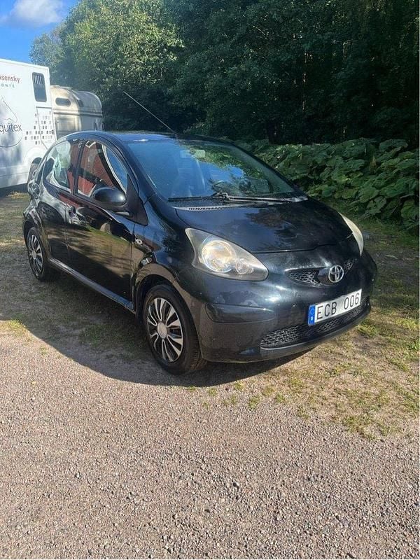 Svart Begagnad 2007 Toyota Aygo Halvkombi | 17 000 kr (Marknadspris) - Bild 1/4