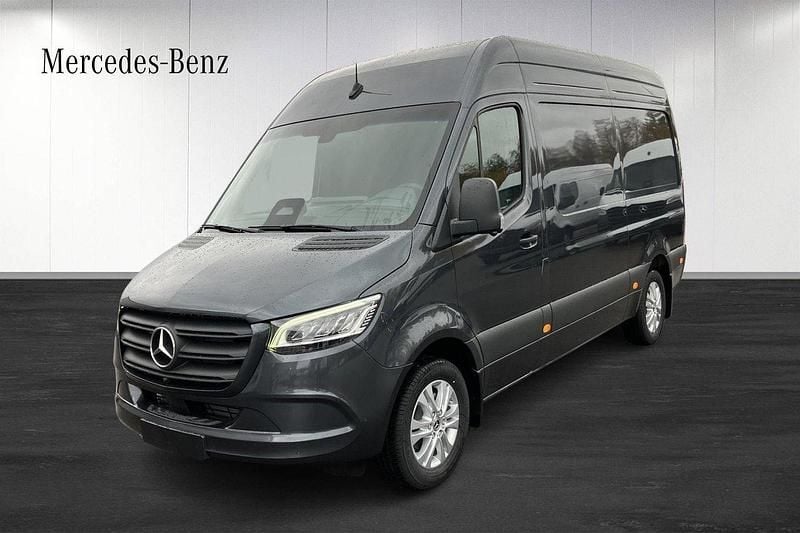 Mörkgrå (grey) Ny 2025 Mercedes Sprinter Van | 745 991 kr - Bild 1/4