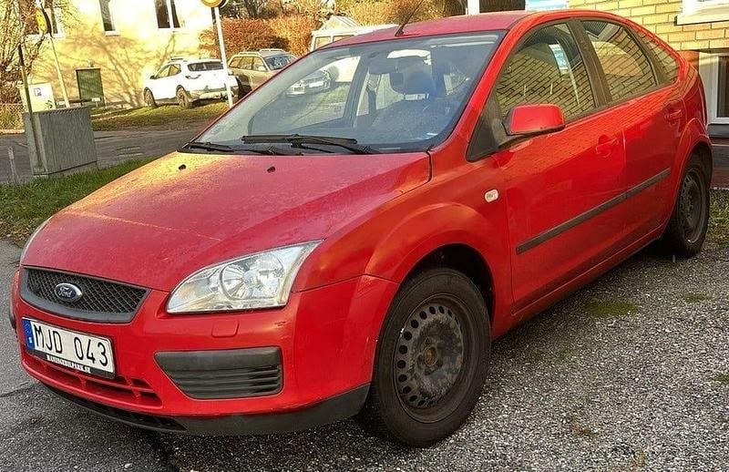 Röd Begagnad 2007 Ford Focus Halvkombi | 24 900 kr (Marknadspris) - Bild 1/4