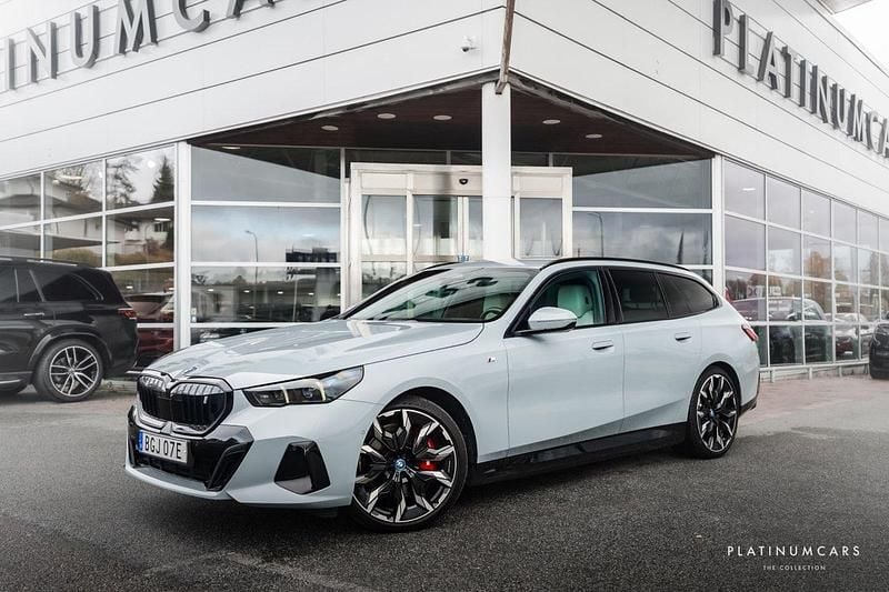Grå Begagnad 2024 BMW i5 M Sport Sedan | 699 000 kr (Bra pris) - Bild 1/4