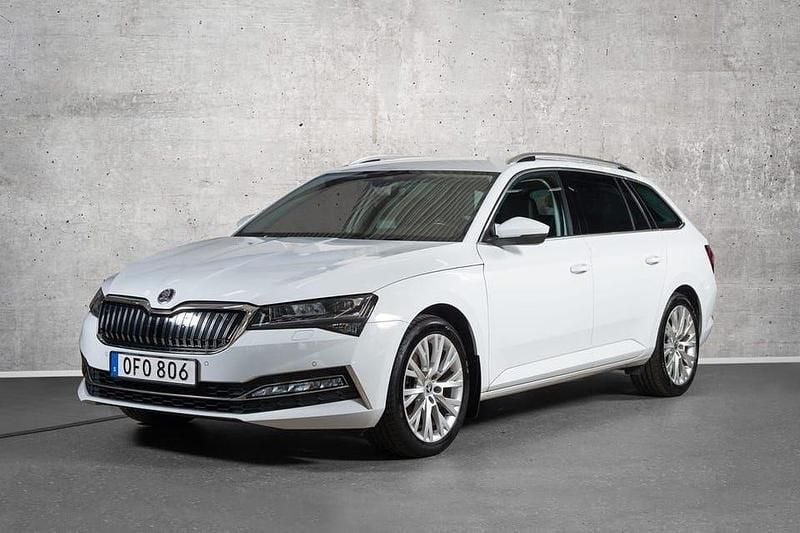 Vit Begagnad 2023 Skoda Superb Business Line Kombi | 319 000 kr (Bra pris) - Bild 1/4