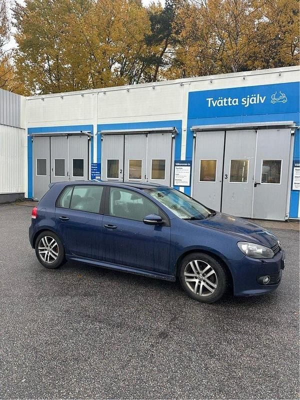 Blå Begagnad 2013 VW Golf VII Dark Label Halvkombi | 69 000 kr (Superpris) - Bild 1/4