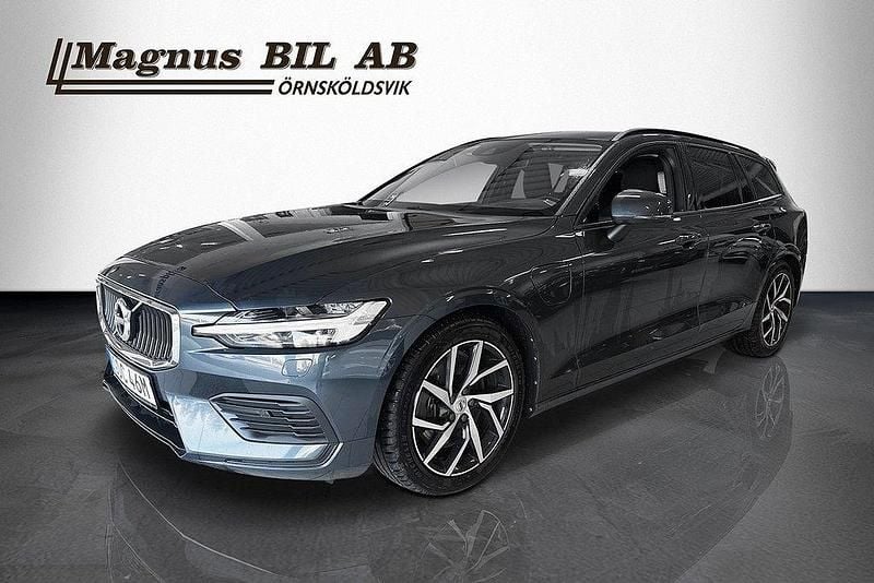 Mörkblå Begagnad 2020 Volvo V60 Momentum Kombi | 259 900 kr (Marknadspris) - Bild 1/4