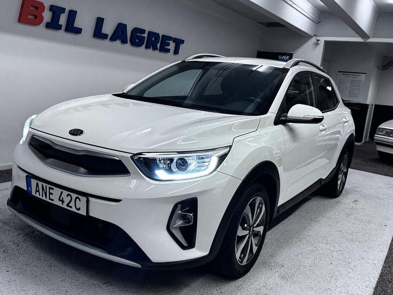 Vit Begagnad 2021 Kia Stonic 2 SUV | 169 900 kr (Bra pris) - Bild 1/4