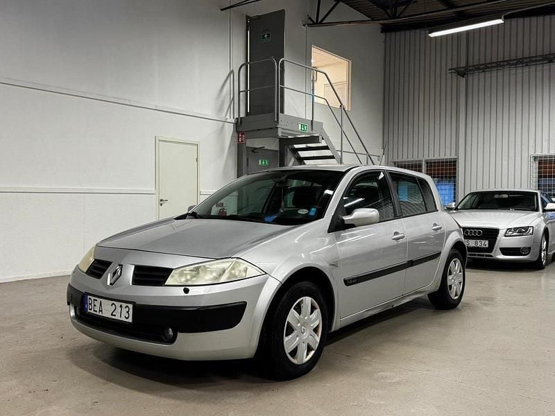 Ljusgrå Begagnad 2005 Renault Mégane II Halvkombi | 24 900 kr (Lite dyr) - Bild 1/4