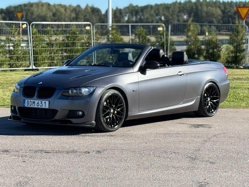 Mörkgrå Begagnad 2007 BMW 335 Cabriolet M Sport Cab | 213 000 kr (Marknadspris) - Bild 1/4
