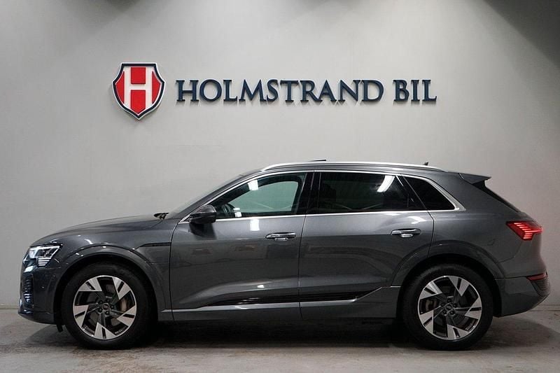 Grå Begagnad 2023 Audi Q8 e-tron S-Line SUV | 619 900 kr (Superpris) - Bild 1/4