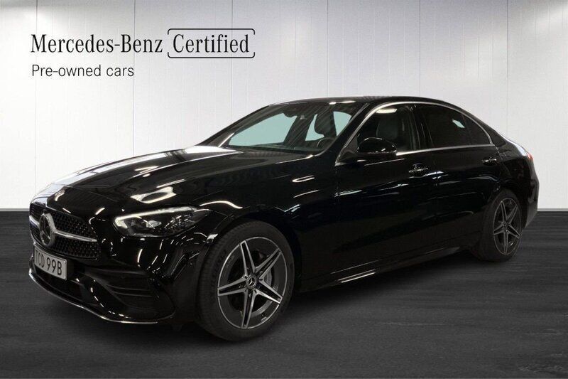 Svart (black) Begagnad 2024 Mercedes C300e Premium Sedan | 549 900 kr (Marknadspris) - Bild 1/4