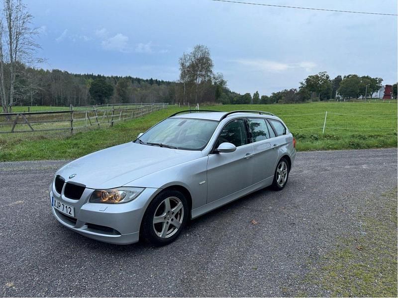 Grå Begagnad 2006 BMW 325 Advantage Kombi | 60 000 kr (Marknadspris) - Bild 1/4
