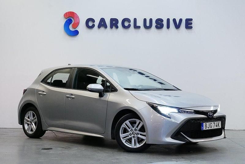 Silver Begagnad 2022 Toyota Corolla Active Halvkombi | 179 900 kr (Marknadspris) - Bild 1/4