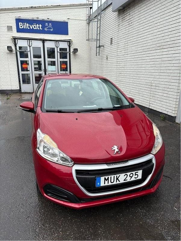 Röd Begagnad 2015 Peugeot 208 Halvkombi | 50 000 kr (Marknadspris) - Bild 1/4