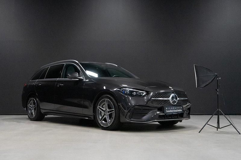 Grå (grafitgrå metallic) Begagnad 2023 Mercedes C300e Premium Kombi | 539 000 kr (Lite dyr) - Bild 1/4