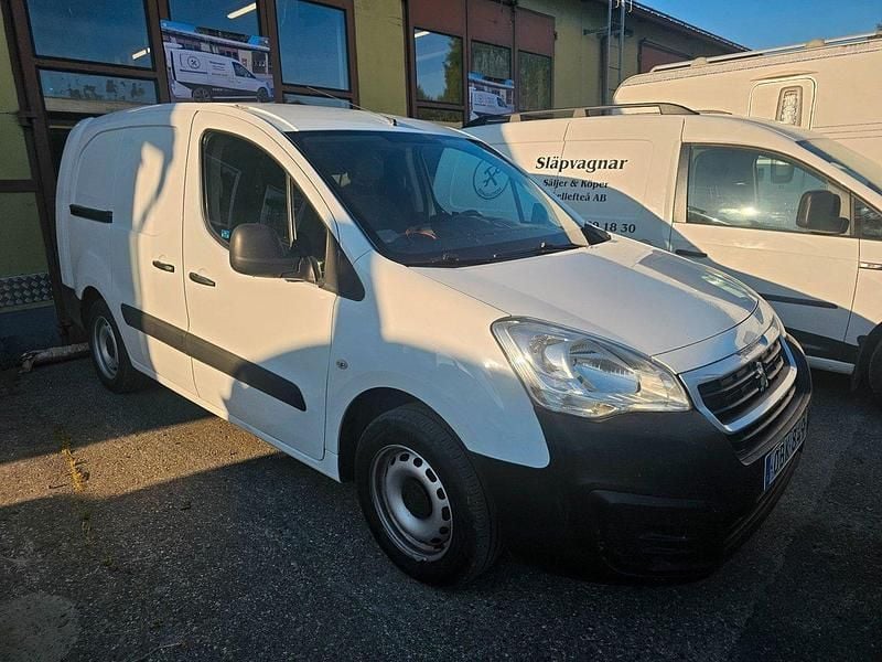 Vit Begagnad 2016 Peugeot Partner Minibuss | 113 000 kr (Marknadspris) - Bild 1/2