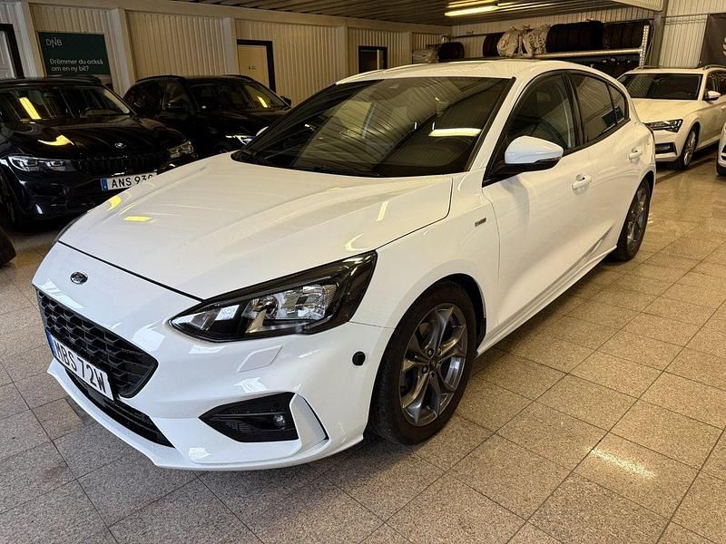 Vit Begagnad 2022 Ford Focus ST-Line Halvkombi | 159 900 kr (Bra pris) - Bild 1/4