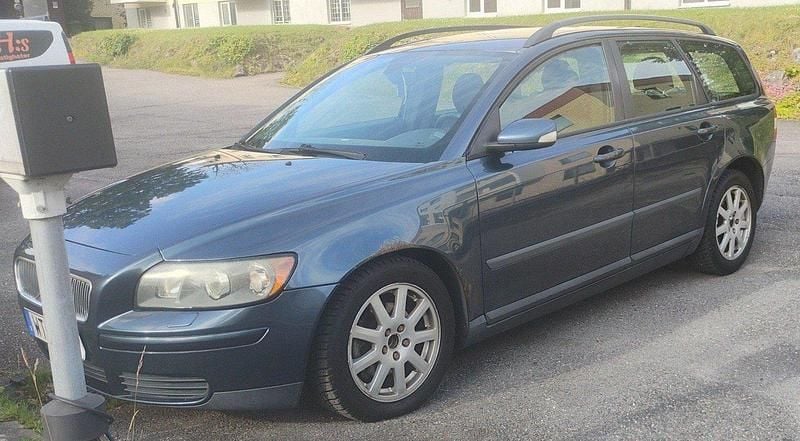 Blå Begagnad 2005 Volvo V50 Kombi | 12 000 kr (Lite dyr) - Bild 1/4