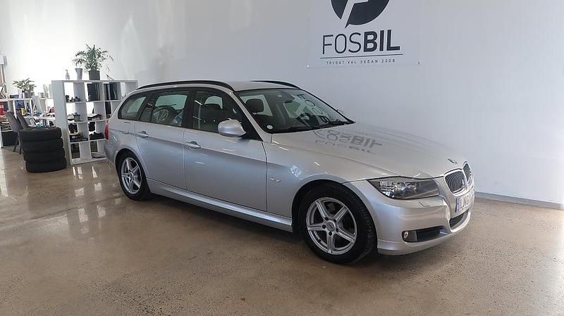 Ljusgrå Begagnad 2010 BMW 320 Kombi | 89 900 kr (Marknadspris) - Bild 1/3