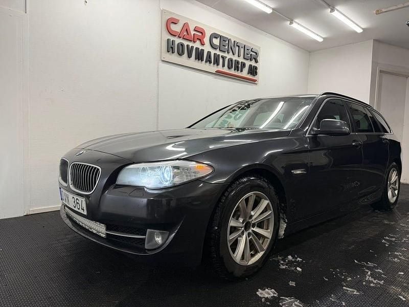 Grå Begagnad 2010 BMW 520 Kombi | 84 900 kr (Marknadspris) - Bild 1/4