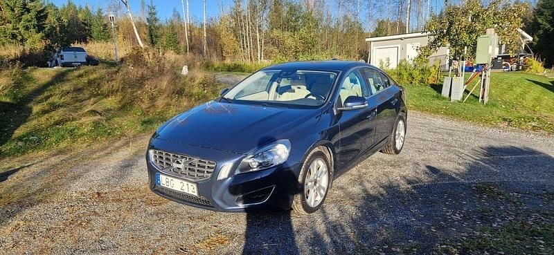 Blå Begagnad 2011 Volvo S60 Momentum Sedan | 92 000 kr (Bra pris) - Bild 1/4
