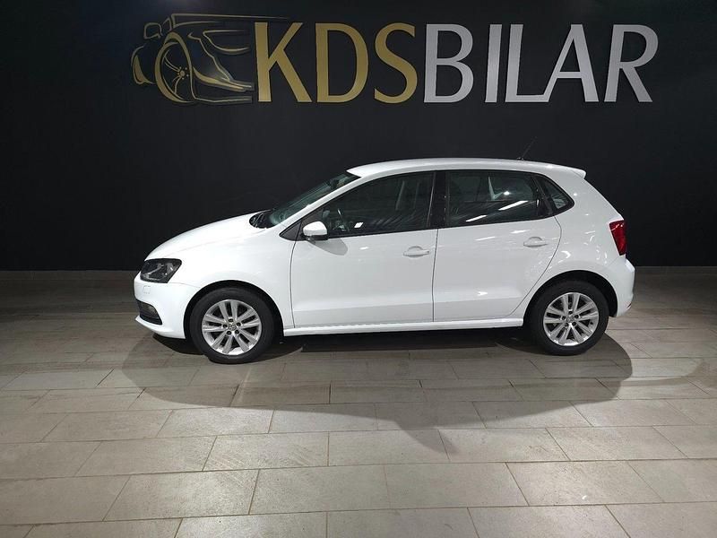 Vit Begagnad 2016 VW Polo Edition Halvkombi | 115 000 kr (Marknadspris) - Bild 1/4