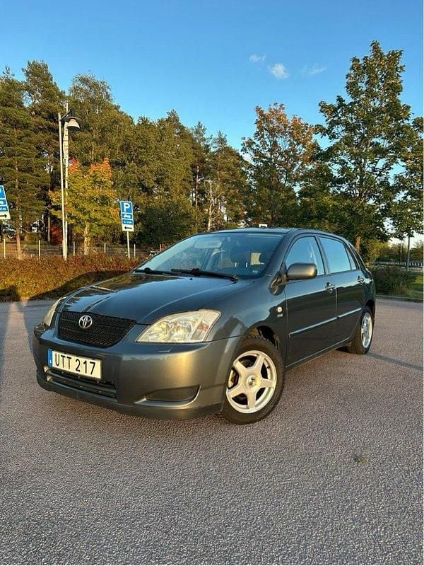 Grå Begagnad 2004 Toyota Corolla Halvkombi | 24 900 kr (Marknadspris) - Bild 1/4