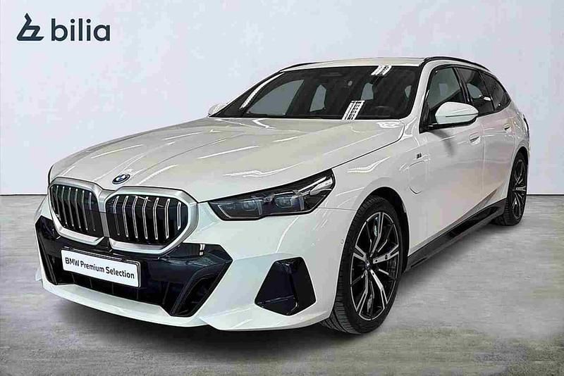 Vit Begagnad 2025 BMW 530e Kombi | 609 900 kr - Bild 1/1