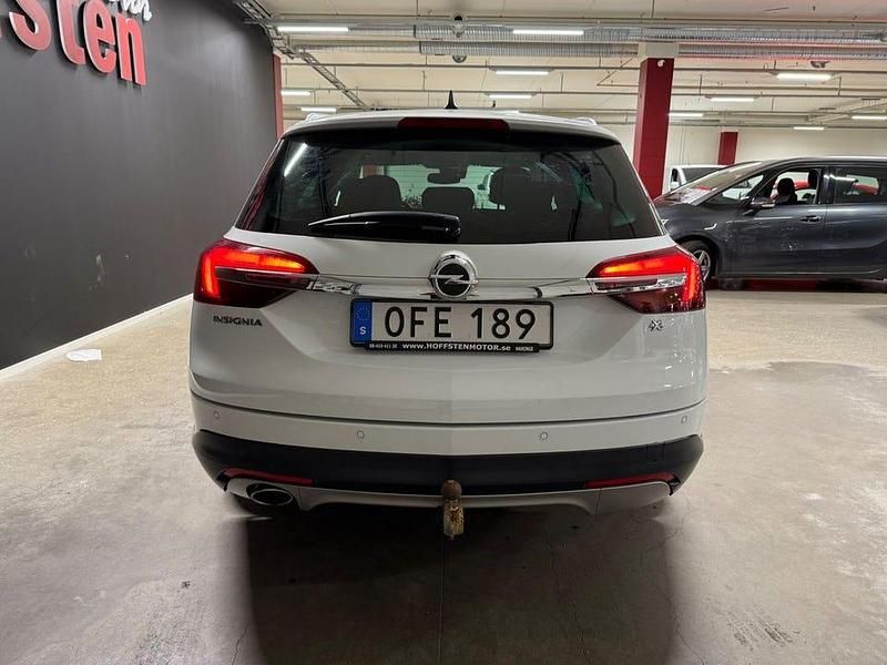 Begagnad Opel Insignia Country Tourer Business 170 HK (125 kW) 2016 Vit Kombi