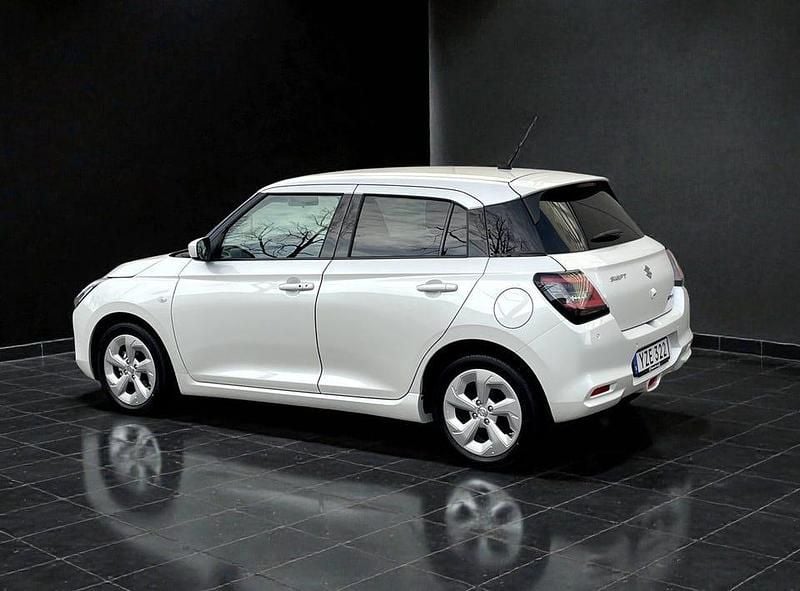 Begagnad Suzuki Swift 83 HK (61 kW) 2024 Vit Halvkombi