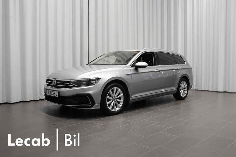 Silver (pyrit silver metallic) Begagnad 2021 VW Passat GTE Kombi | 269 500 kr (Lite dyr) - Bild 1/4
