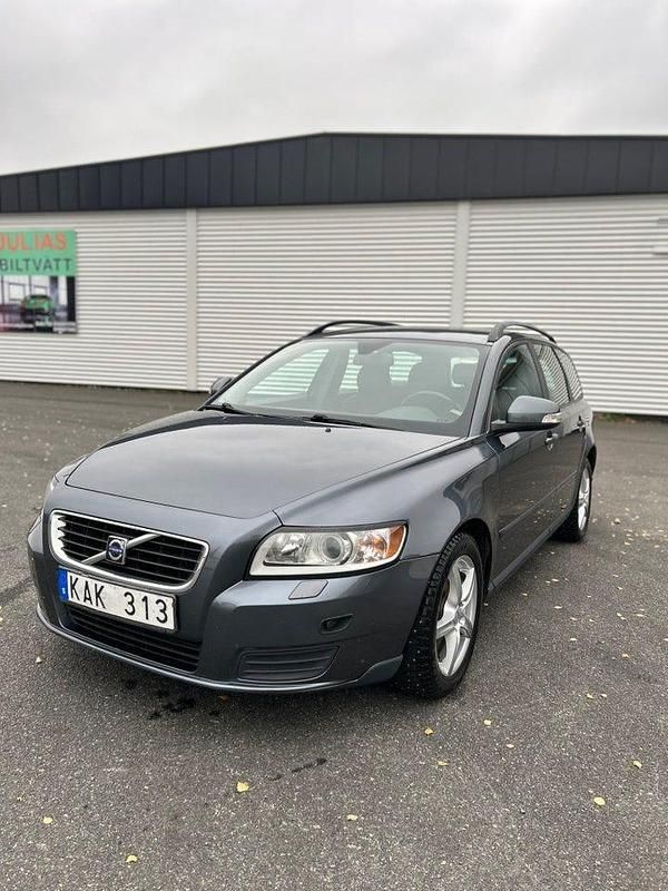 Grå Begagnad 2010 Volvo V50 Kinetic Kombi | 35 999 kr (Marknadspris) - Bild 1/4