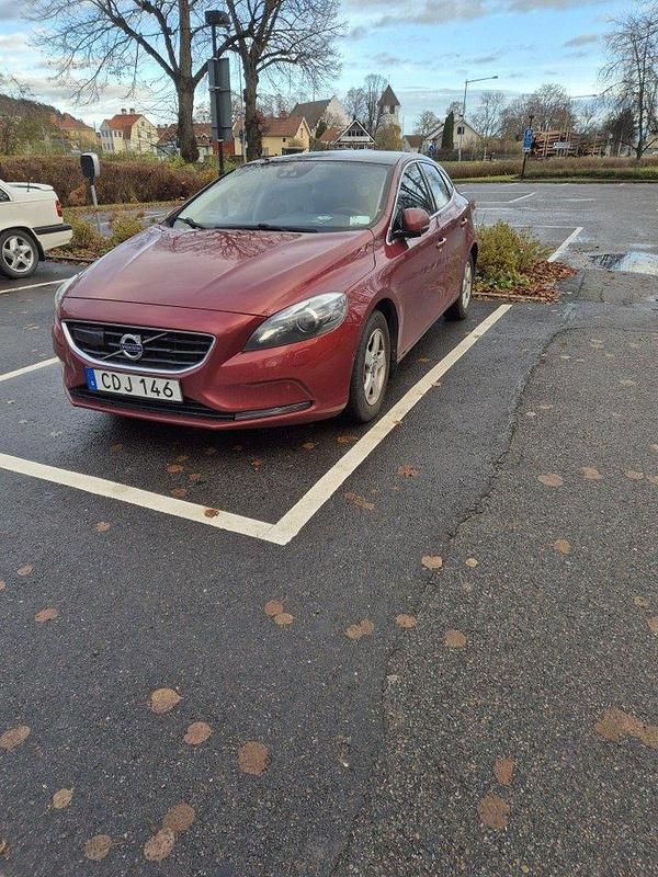 Röd Begagnad 2014 Volvo V40 Summum Halvkombi | 152 000 kr (Dyr) - Bild 1/2