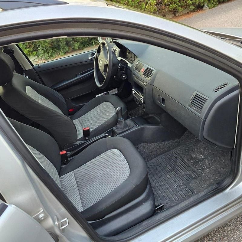 Silver Begagnad 2004 Skoda Fabia Halvkombi | 21 000 kr (Bra pris) - Bild 1/4