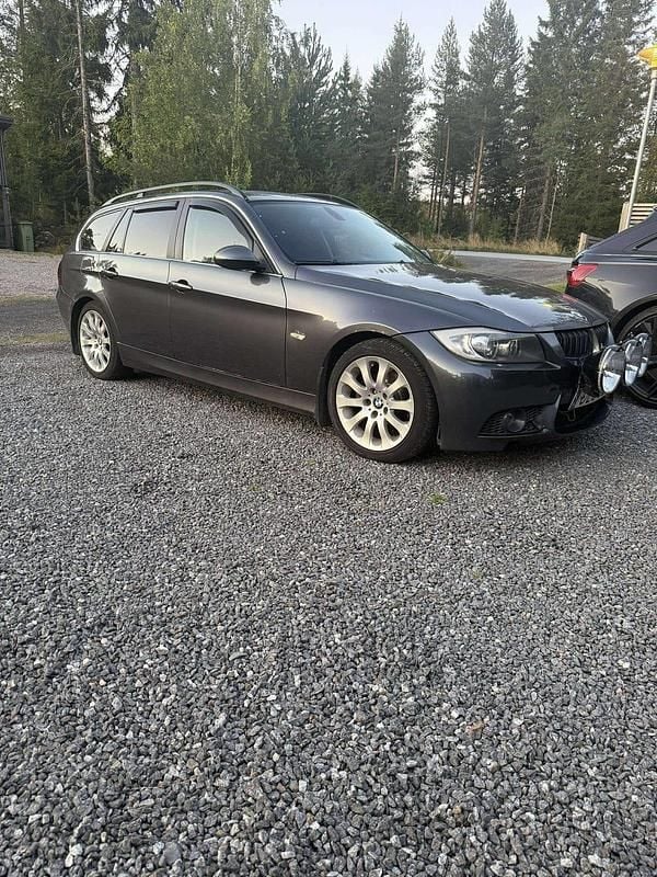 Begagnad BMW 325 2007 Mörkgrå Kombi
