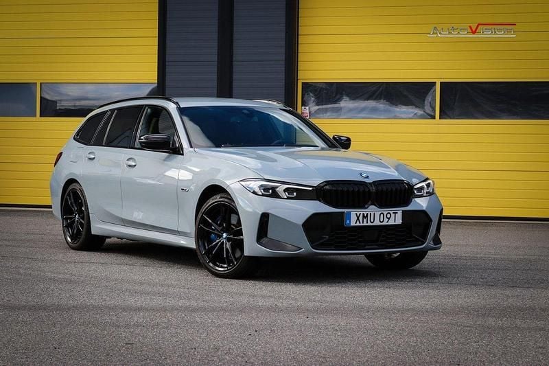 Grå Begagnad 2022 BMW 330e M Sport Kombi | 389 900 kr (Lite dyr) - Bild 1/4