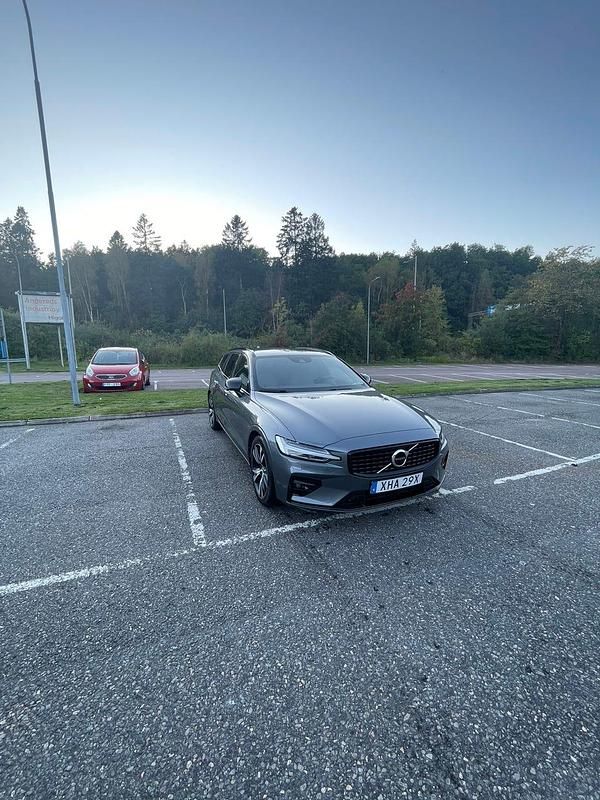 Begagnad Volvo V60 R-Design 163 HK (119 kW) 2021 Kombi