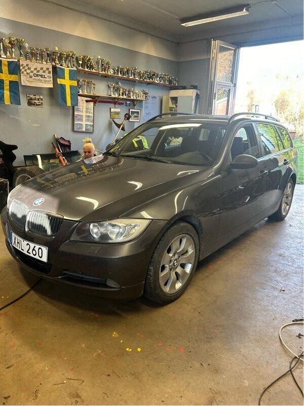 Grå Begagnad 2006 BMW 320 Advantage Kombi | 42 000 kr (Bra pris) - Bild 1/2