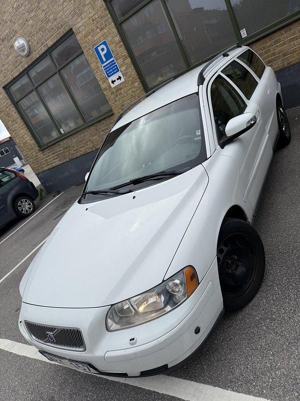 Vit Begagnad 2007 Volvo V70 Kinetic Kombi | 25 000 kr (Marknadspris) - Bild 1/4