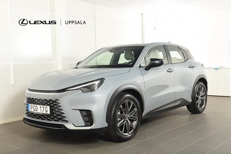 Grå Begagnad 2024 Lexus LBX SUV | 348 900 kr - Bild 1/4