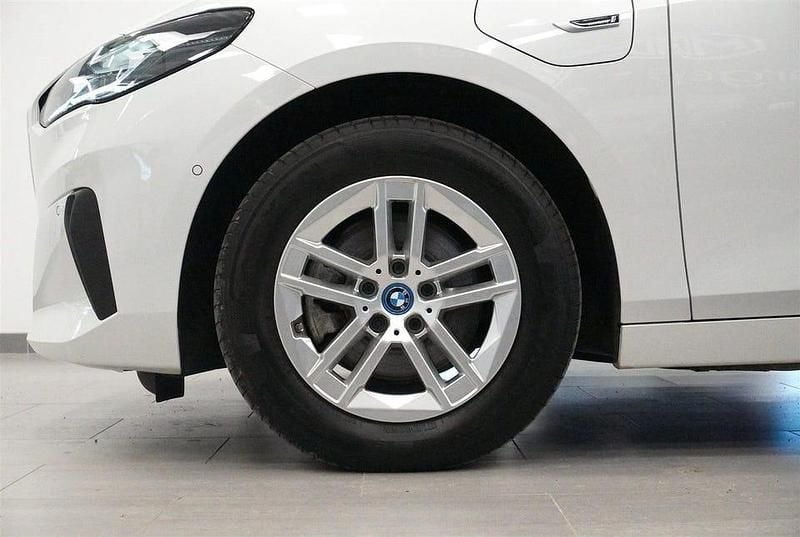 Begagnad BMW 225 Active Tourer Comfort Edition 245 HK (180 kW) 2023 Mineralvit metallic Minibuss