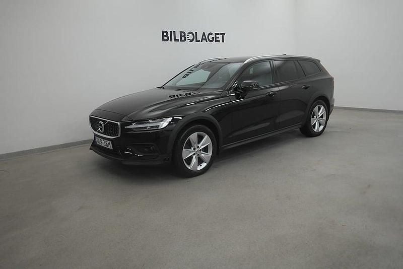 Svart Begagnad 2021 Volvo V60 CC SE Kombi | 324 800 kr (Marknadspris) - Bild 1/4