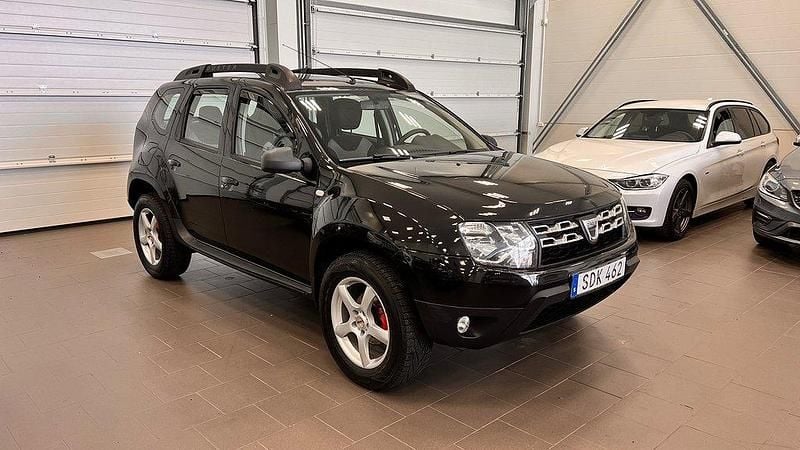 Svart (svartmetallic) Begagnad 2017 Dacia Duster SUV | 109 900 kr (Marknadspris) - Bild 1/4