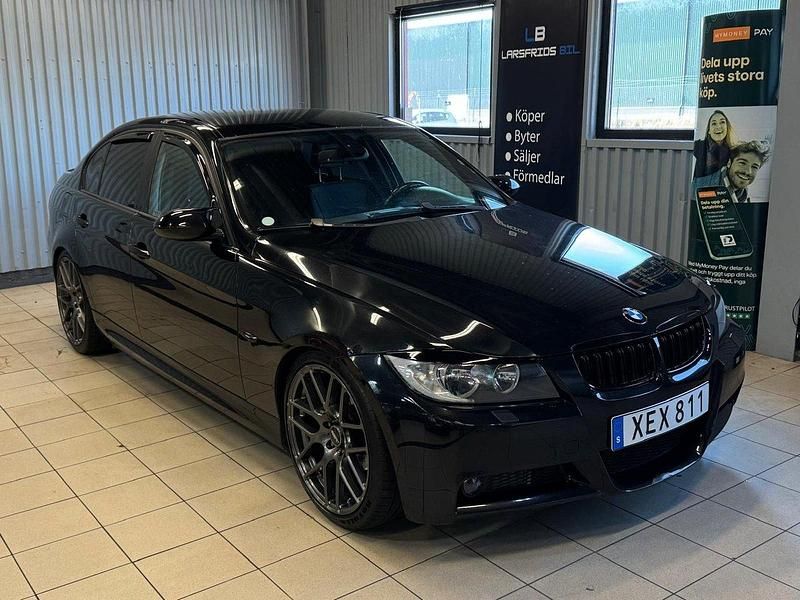 Svart Begagnad 2006 BMW 325 Comfort Edition Sedan | 79 900 kr (Marknadspris) - Bild 1/4