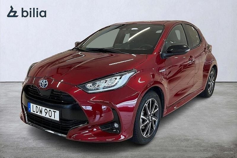 Röd Begagnad 2021 Toyota Yaris Hybrid Style Halvkombi | 239 900 kr (Marknadspris) - Bild 1/4