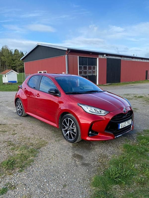 Begagnad 2021 Toyota Yaris Hybrid Halvkombi | 215 000 kr (Lite dyr) - Bild 1/1