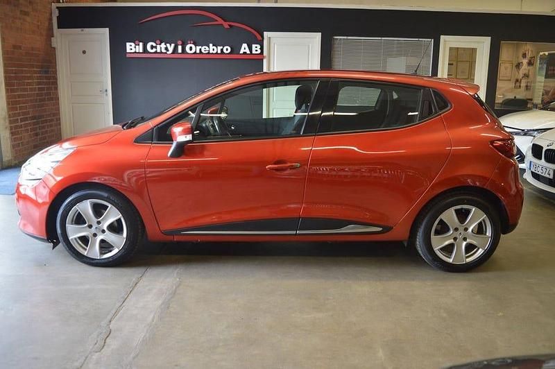 Röd Begagnad 2014 Renault Clio IV Halvkombi | 79 900 kr (Marknadspris) - Bild 1/4
