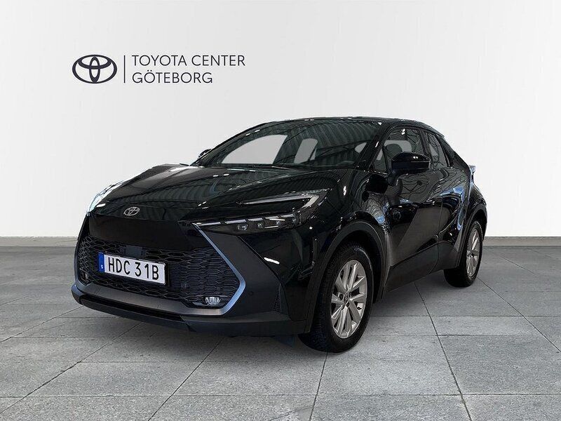 Black mica (209) Begagnad 2024 Toyota C-HR Style SUV | 439 900 kr (Marknadspris) - Bild 1/3