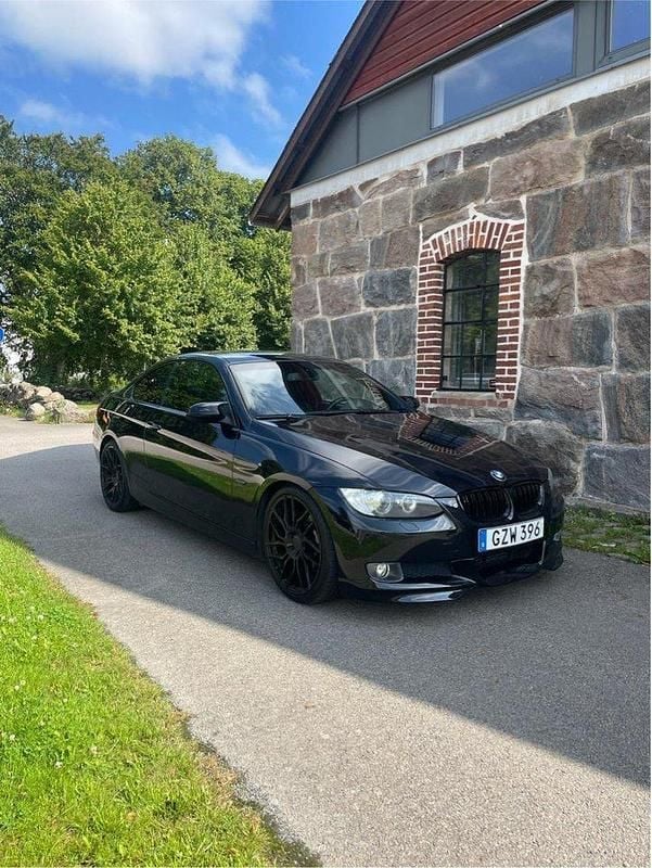 Svart Begagnad 2008 BMW 325 Comfort Edition Sportkupé | 92 500 kr (Marknadspris) - Bild 1/4